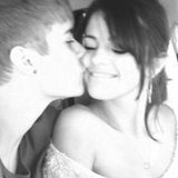 Wie die Zeit vergeht: Justin Bieber zeigt sich als Erstes mit seiner damaligen Freundin Selena Gomez. Das muss Liebe gewesen sein.