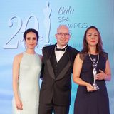 GALA Spa Awards 2016: Schauspielerin Stephanie Stumph mit Lars Hermann und Sandie Johannessen vom "Four Seasons" auf den Malediven. Sie reisten an, um den Preis in der begehrten Kategorie "Innovative Spa Concepts" abzuholen.