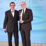 GALA Spa Awards 2016: In der Kategorie "Treatment Concepts" gewann Clarins. Spa-Manager Hans-Peter Veit (Brenners Park-Hotel & Spa) überreichte Stephan Seidel (Geschäftsführer Clarins) den Preis. Gratulation!