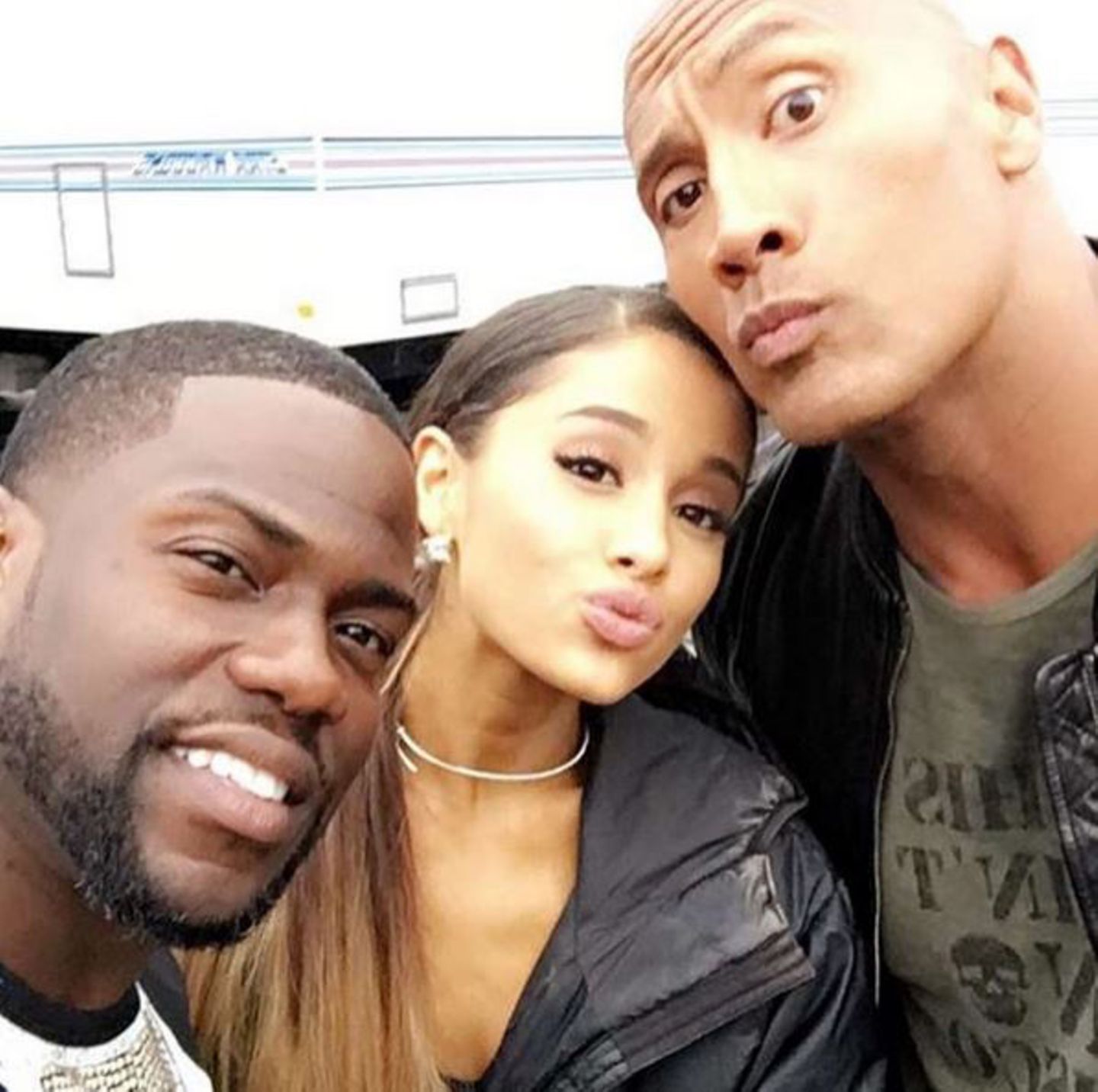 Kevin Hart schießt ein Erinnerungsfoto mit Ariana Grande und Dwayne "The Rock" Johnson.