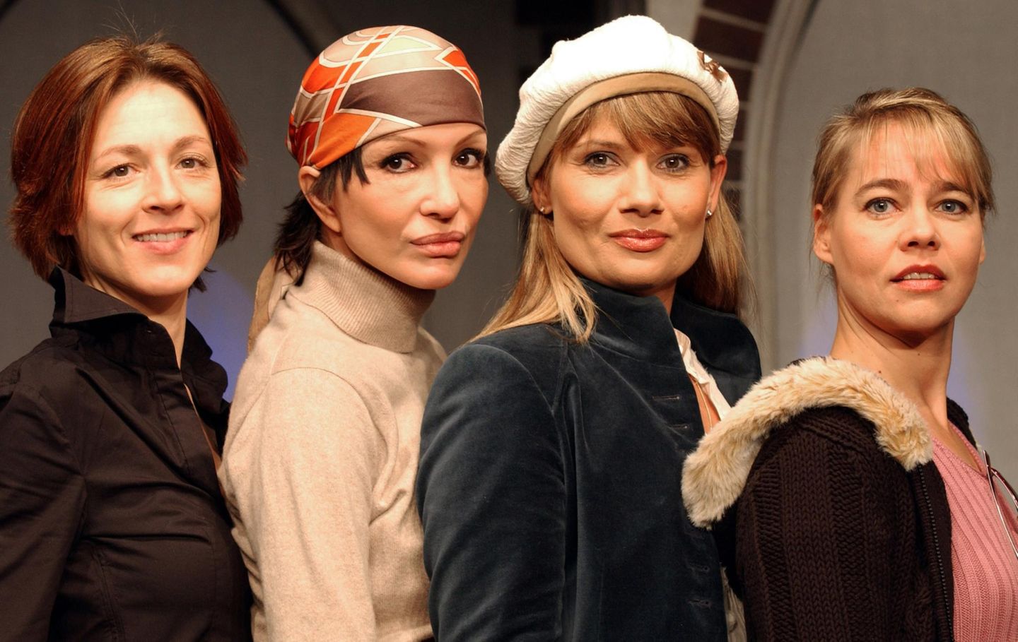 Mit Anouschka Renzi, Jenny Jürgens und Astrid Kohrs steht Hendrikje Fitz für das Theaterstück "Vier Frauen und ein Unfall" im Januar 2006 in Düsseldorf auf der Bühne.