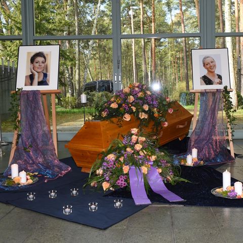 Zum Leben gehört leider auch der Tod: Am 29. April wird die verstorbene Schauspielerin Hendrikje Fitz (†) beerdigt. Bei der emotionalen Trauerfeier sieht man nicht nur der Sarg, sondern auch Blumen und zwei Bilder von ihr.