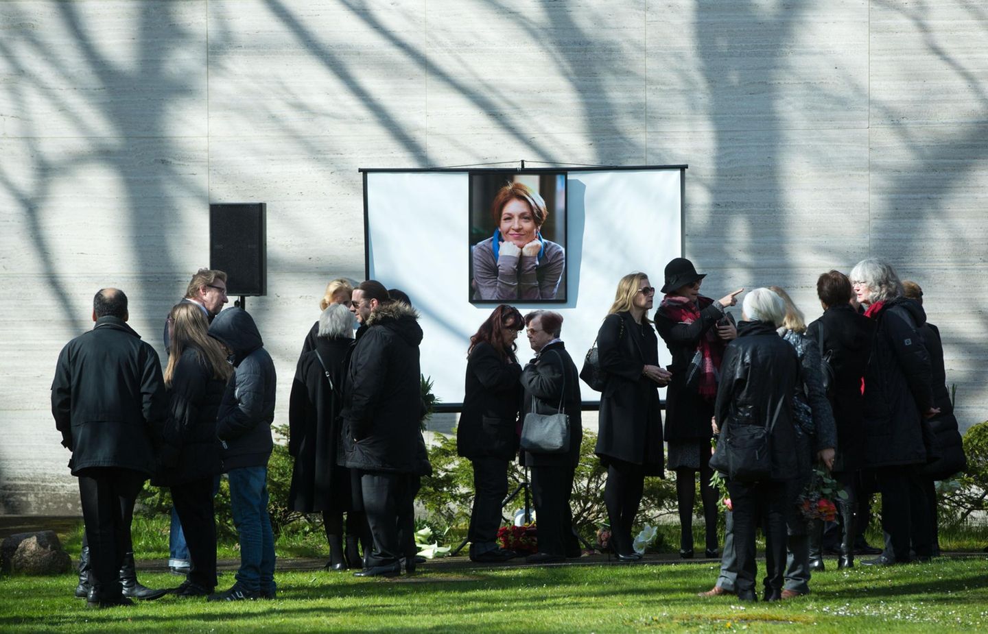 Die Trauergemeinde in stiller Anteilnahme. Die Schauspielerin wird auf einem Waldfriedhof in Berlin-Zehlendorf beigesetzt und neben ihrem Vater, dem Schauspieler Peter Fritz, ruhen.