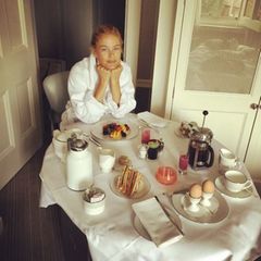 Supermodel Carolyn Murphy, die bereits in den 90er-Jahren berühmt wurde, soll nach der "Alkaline-Diät" leben. Es werden hauptsächlich basische Produkte verzehrt, auf säurehaltige Lebensmittel wird weitgehend verzichtet. Viel frisches Obst, Nüsse, Avocados und Eierspeisen stehen dabei auf dem Plan. Fleisch oder Kaffee sind dafür gestrichen. Auch Victoria Beckham und Jennifer Aniston schwören darauf.