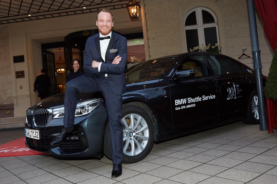 Dank des BMW-Shuttles kamen Schauspieler Stefan Konarske und die übrigen Gäste und Prominente pünktlich und sicher zum Event. Dank des BMW-Shuttles kamen Schauspieler Stefan Konarske und die übrigen Gäste und Prominente pünktlich und sicher zum Event.