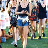 Schwarzes Tank-Top, Jeans-Hotpants und Wildleder-Boots sind für Alessandra Ambrosios Festival-Verhältnisse schon recht langweilig.