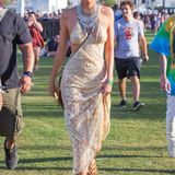 Wow! Mit ihrem cremefarbenen Spitzen-Kleid, Schnürsandalen und dem schweren Silberschmuck im Ethno-Look verkörpert Kendall Jenner perfekt den modernen Hippie-Trend des Coachella-Festivals.