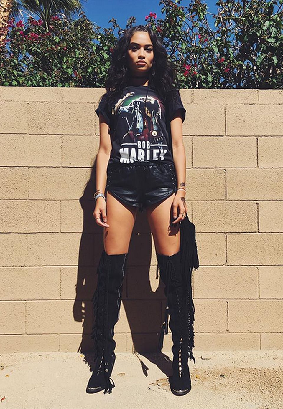 Topmodel Shanina Shaik macht im Bob-Marley-Shirt, Leder-Hotpants und fransigen Overknees ganz auf sexy Biker-Braut. Topmodel Shanina Shaik macht im Bob-Marley-Shirt, Leder-Hotpants und fransigen Overknees ganz auf sexy Biker-Braut.
