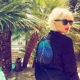 Abgesehen von ihren frisch gebleichten Haaren ist Taylor Swift in Bomberjacke mit Gewitter-Motiv doch eher etwas zu warm angezogen.