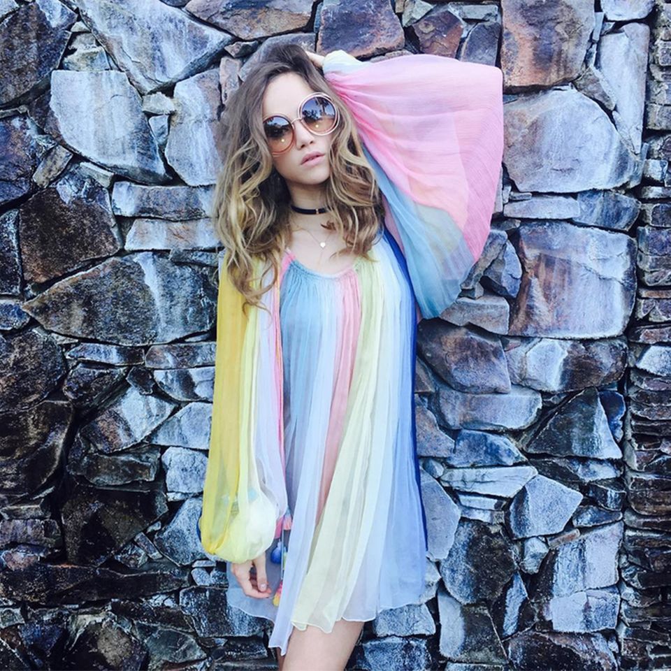 Richtig edel zeigt sich Suki Waterhouse auf ihrem Instagram-Profil im weich fallenden Regenbogen-Dress von Chloé. Richtig edel zeigt sich Suki Waterhouse auf ihrem Instagram-Profil im weich fallenden Regenbogen-Dress von Chloé.