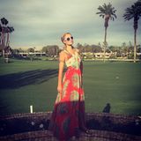 In diesem roten Sommerkleid mit Palmen-Motiven passt sich Paris Hilton dann doch etwas mehr den anderen Besuchern des Coachella-Festivals an.