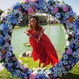 Mit Blumenkranz im Haar und weitem, flatterndem Batik-Mantel schwebt Alessandra Ambrosio ganz im siebtem 7. Hippie-Himmel.