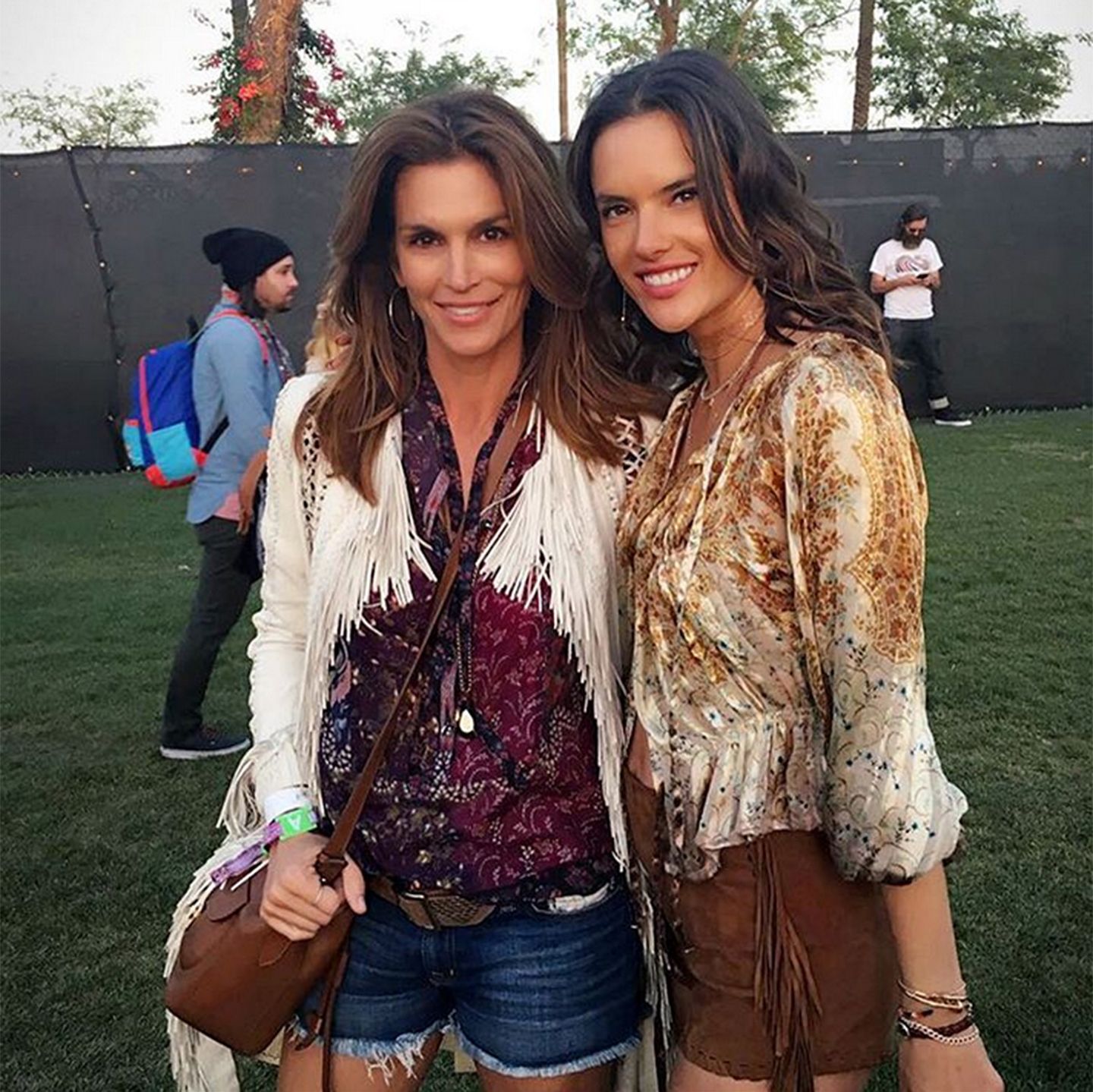 Zwei Supermodels im sexy Hippie-Look! Cindy Crawford und Alessandra Ambrosio halten sich beide an den unausgesprochenen Dresscode des Coachella-Festivals.