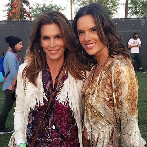 Zwei Supermodels im sexy Hippie-Look! Cindy Crawford und Alessandra Ambrosio halten sich beide an den unausgesprochenen Dresscode des Coachella-Festivals.
