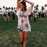 Dancing-Queen Stefanie Giesinger genießt im sexy Spitzenlook ihr persönliches Coachella-Erlebnis.