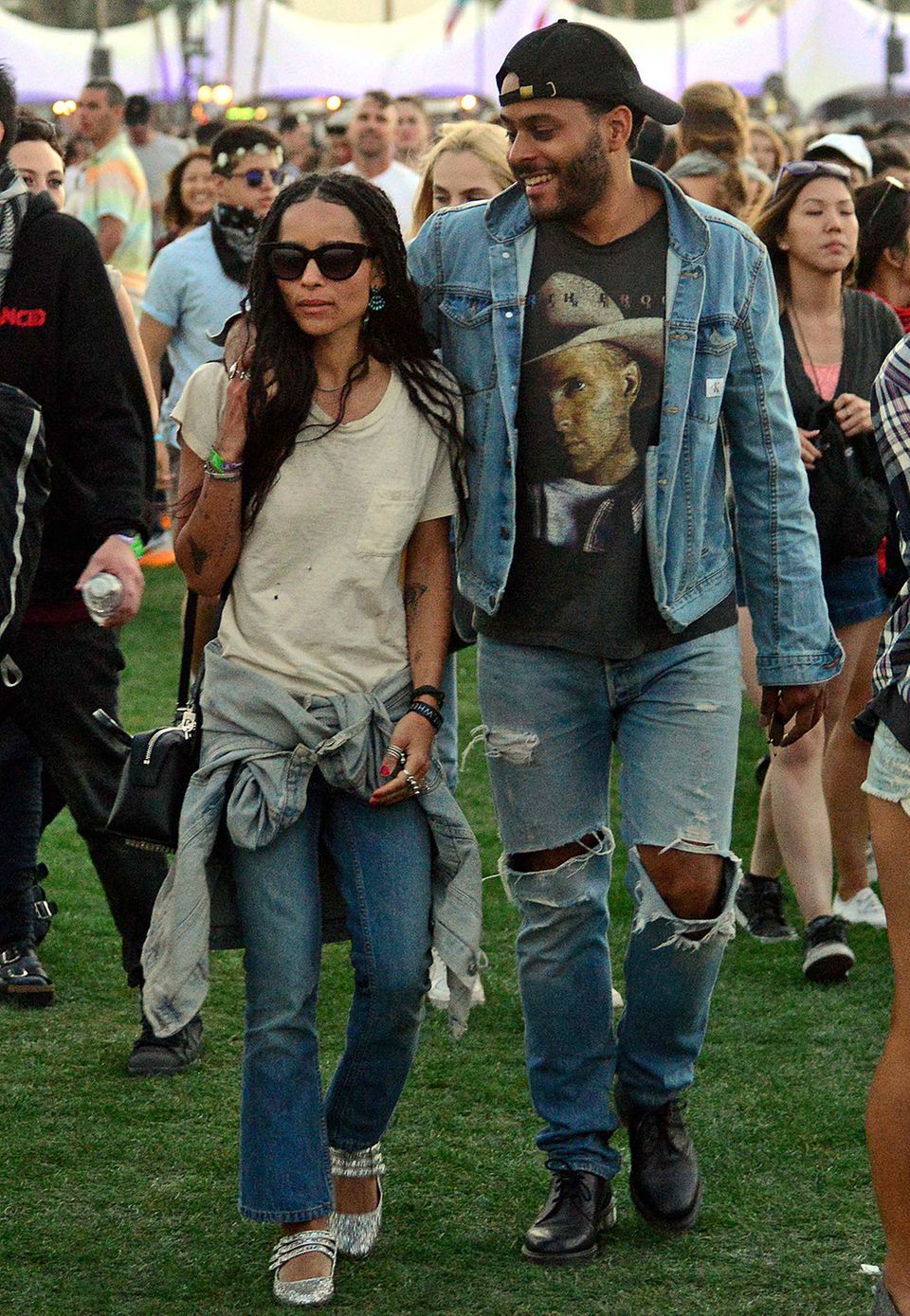 Zoe Kravitz legt beim Coachella-Festival mit Jeans und T-Shirt eher Wert auf Bequemlichkeit als auf Style. Aber darin hat sie sich zumindest mit ihrem Freund Twin-Shadow abgesprochen. Partnerlook olé!