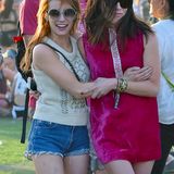 Emma Roberts (l.), die Nichte von Julia Roberts, ist mit einer Freundin gekommen.