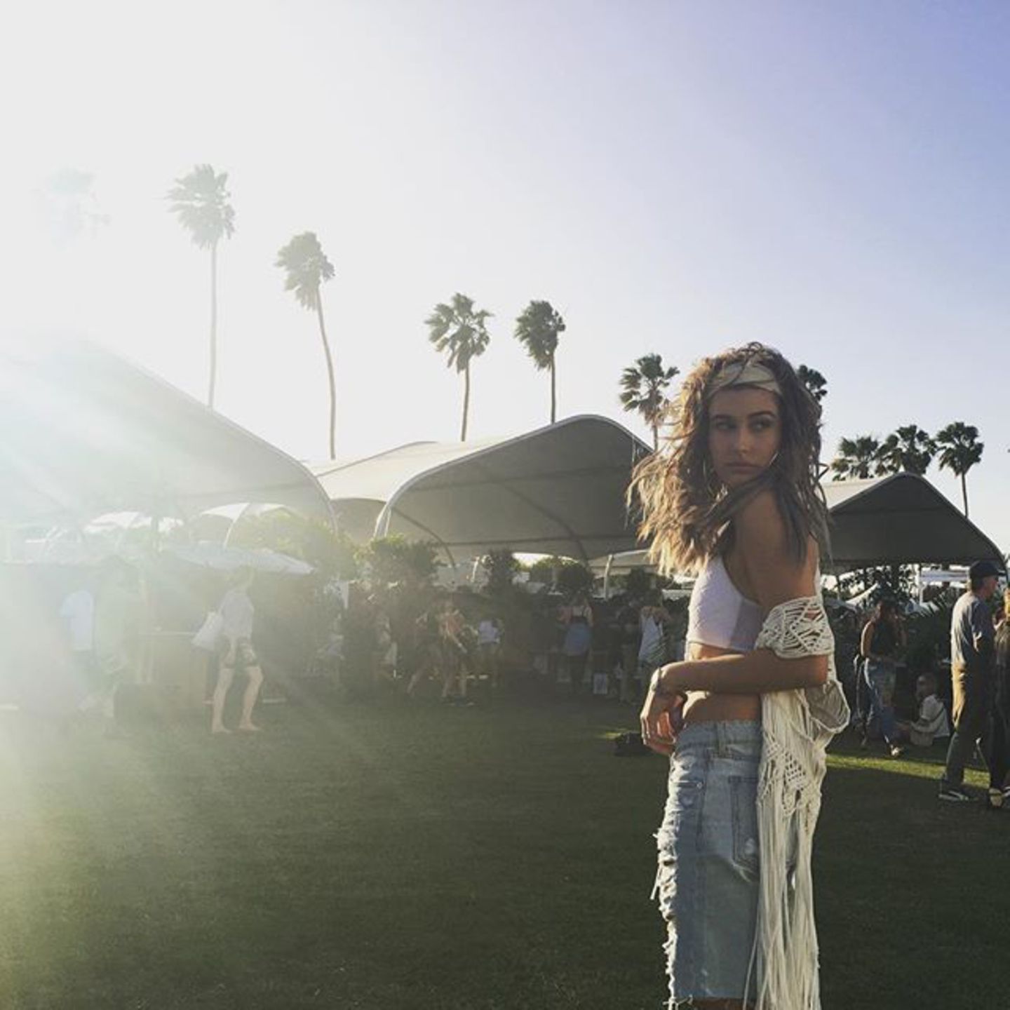 "Erster Tag auf dem Coachella", kommentiert Hailey Baldwin ihr Foto.