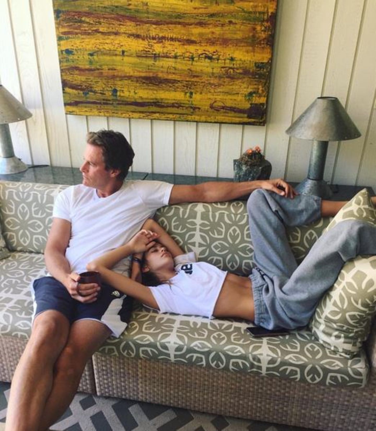 Kaia Gerber braucht nach dem Festival-Wochenende erst mal eine gehörige Portion Schlaf. Papa Rande Gerber macht sich dabei gut als Kissen.