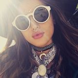 Zu Bella Thornes Hippie-Look gehört ein Nasenring.