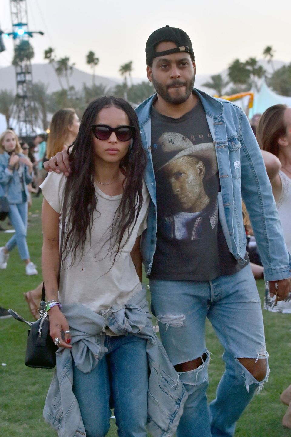 Zoe Kravitz schlendert mit ihrem Freund, dem Musiker Twin Shadow, über das Festivalgelände.