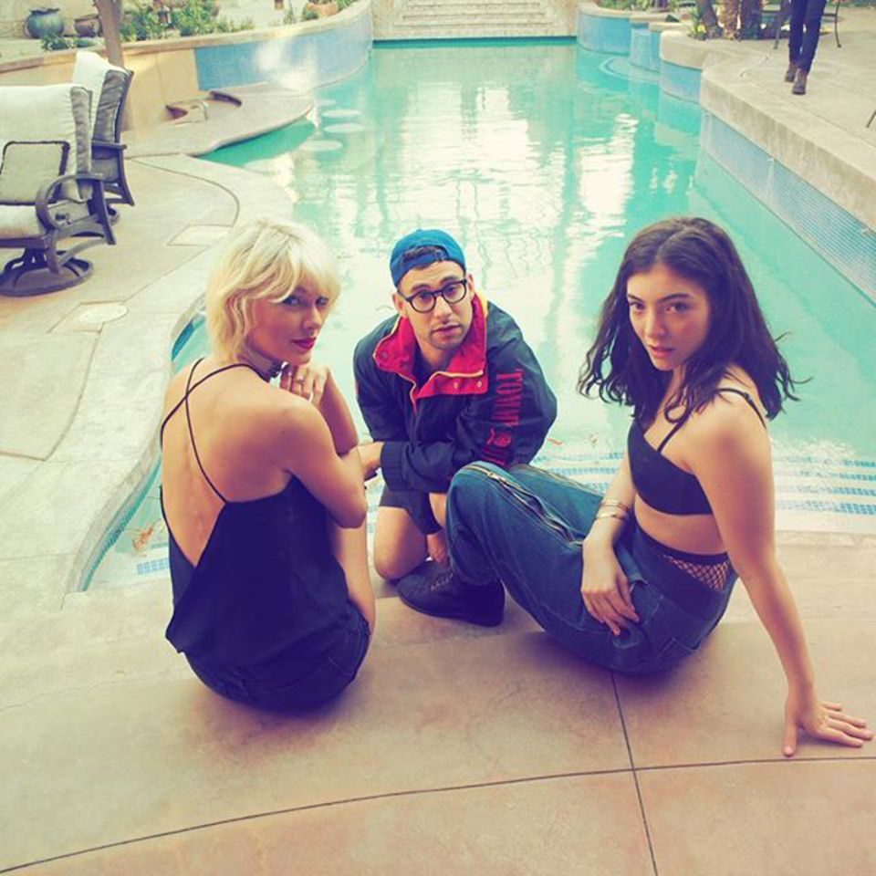Taylor Swift relaxt zwischendurch mit Jack Antonoff und Lorde am Pool. Taylor Swift relaxt zwischendurch mit Jack Antonoff und Lorde am Pool.