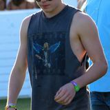 Brooklyn Beckham trägt ein cooles Shirt mit "Nirvana"-Aufdruck.
