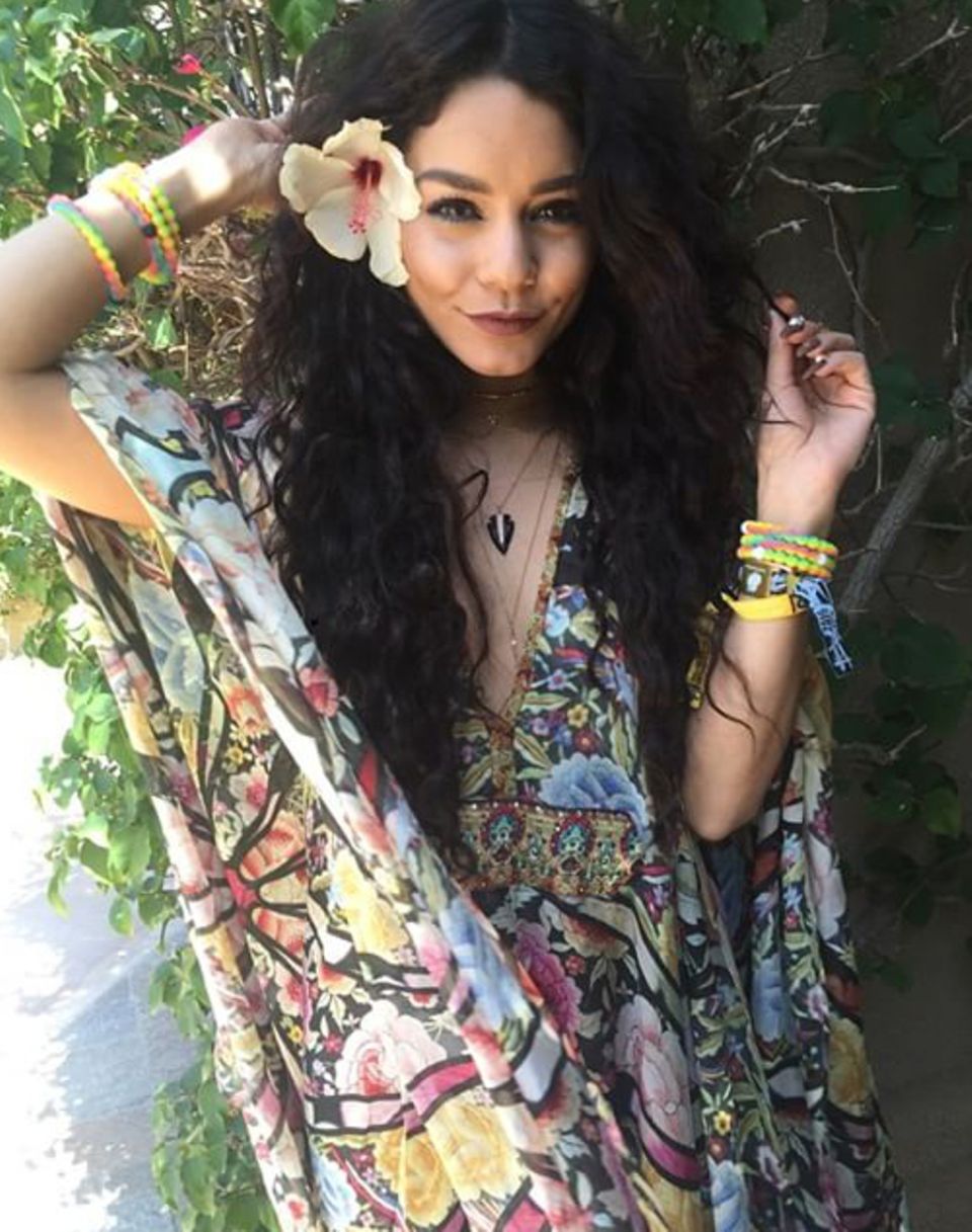 Vanessa Hudgens im zauberhaften Flower-Power-Outfit Vanessa Hudgens im zauberhaften Flower-Power-Outfit