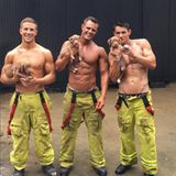 Feuerwehr-Kalender: Was ist besser als ein Feuerwehrmann mit einem Welpen? Richtig. Drei Feuerwehrmänner mit Welpen!