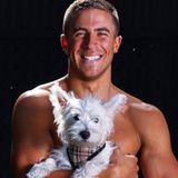 Feuerwehr-Kalender: In seinen Armen fühlt sich dieser kleine "West Highland"-Terrier sicher und geborgen. Wer nicht!