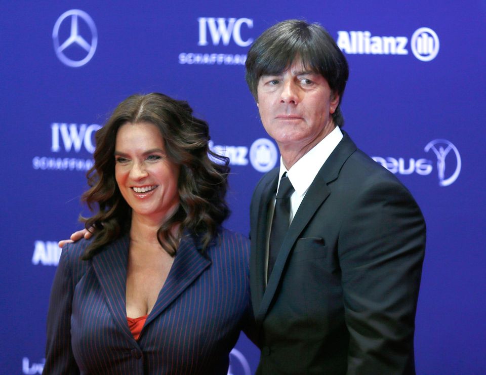 Katarina Witt und Jogi Löw zeigen sich gemeinsam auf dem roten Teppich. "Laureus ist der Oscar des Sports und ich finde es wunderbar, dass die Veranstaltung jetzt in Berlin stattfindet. Ich treffe immer viele Freunde und Kollegen hier", so der Tariner der deutschen Fußballmeister.