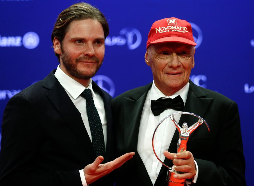 Daniel Brühl durfte die Trophäe an Niki Lauda überreichen. "Für mich ist es eine besondere Ehre, diesen Preis an Niki Lauda überreichen zu dürfen. Ein sehr emotionaler Abend für mich", so der Schauspieler, der Lauda in dem Film "Rush" verkörperte.