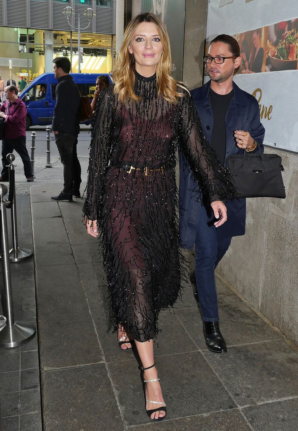 Im glamourös glitzerndem Sheer-Dress von Blumarine besucht Mischa Barton die Stylight Blogger Awards. Im glamourös glitzerndem Sheer-Dress von Blumarine besucht Mischa Barton die Stylight Blogger Awards.