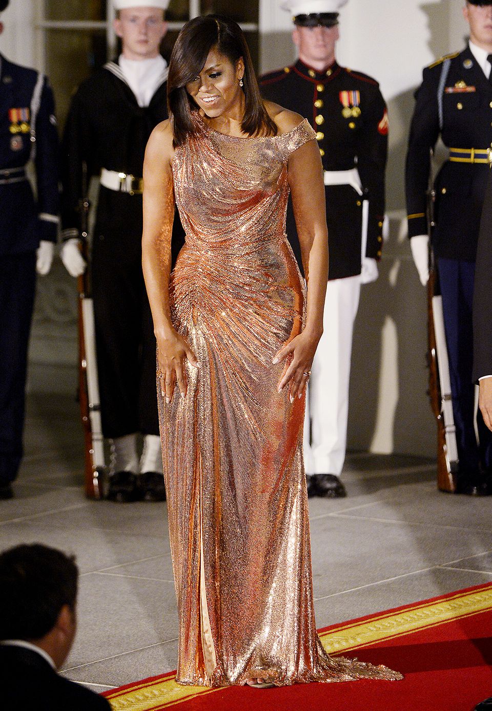 Amerikas First Lady Michelle Obama sieht in der Robe von Atelier Versace einfach fantastisch aus.