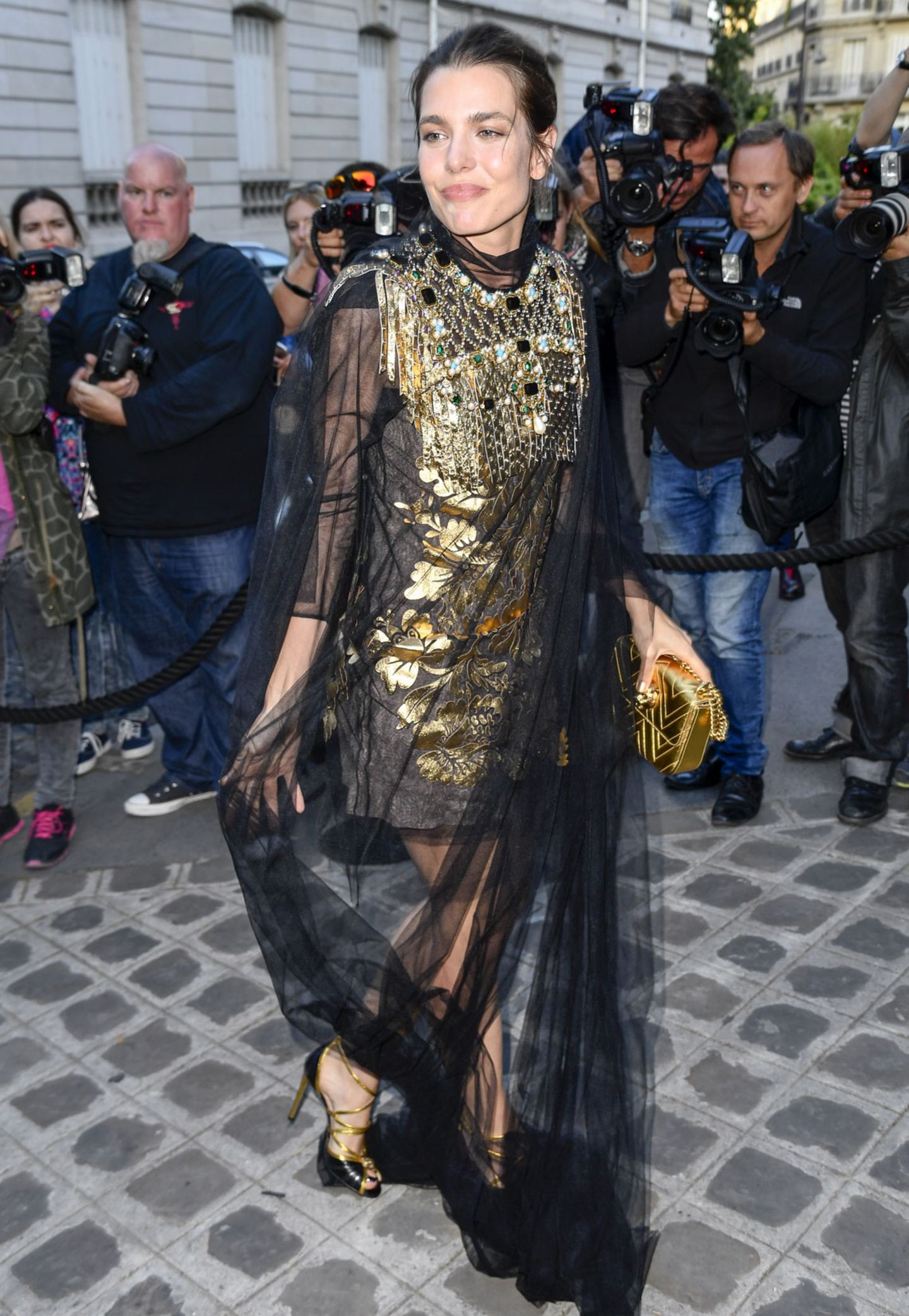 Charlotte Casiraghi erscheint in einem raffinierten Kleid mit Tüllstola zur Vogue Party der Pariser Fashion Week.