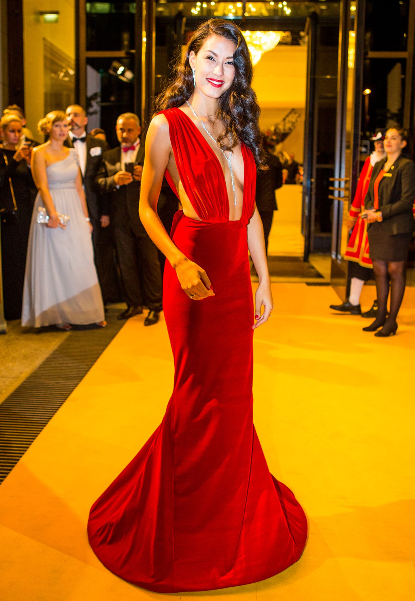 Beim Dreamball im Berliner Ritz Carlton bezauberte besonders Rebecca Mir im rot-samtigen Abendkleid mit tiefen Auschnitt.