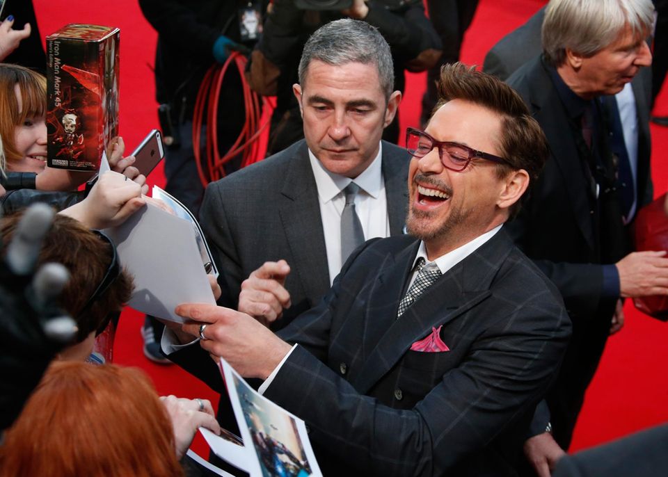 "Iron Man" Robert Downey Jr. ist nach Berlin gereist um mit seinen Schauspielkollegen den Film "The First Avenger: Civil War" zu promoten. Bei der seiner Ankunft auf dem roten Teppich ist der Schauspieler bester Laune und gibt den wartenden Fans fleißig Autogramme.