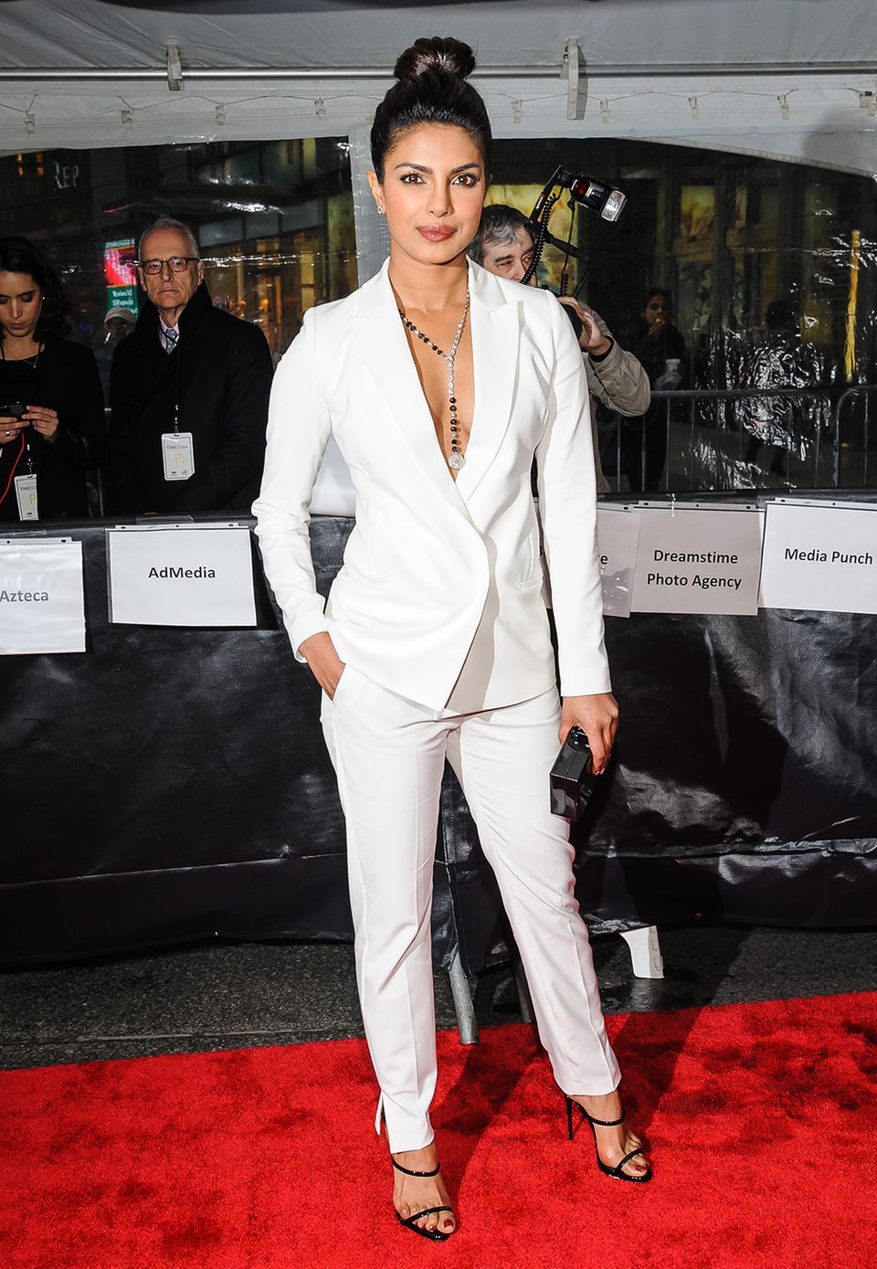 Dass es für den roten Teppich nicht immer ein Abendkleid sein muss, zeigt Bollywood-Star Priyanka Chopra im weißen Anzug und sexy Dekolleté. Dass es für den roten Teppich nicht immer ein Abendkleid sein muss, zeigt Bollywood-Star Priyanka Chopra im weißen Anzug und sexy Dekolleté.