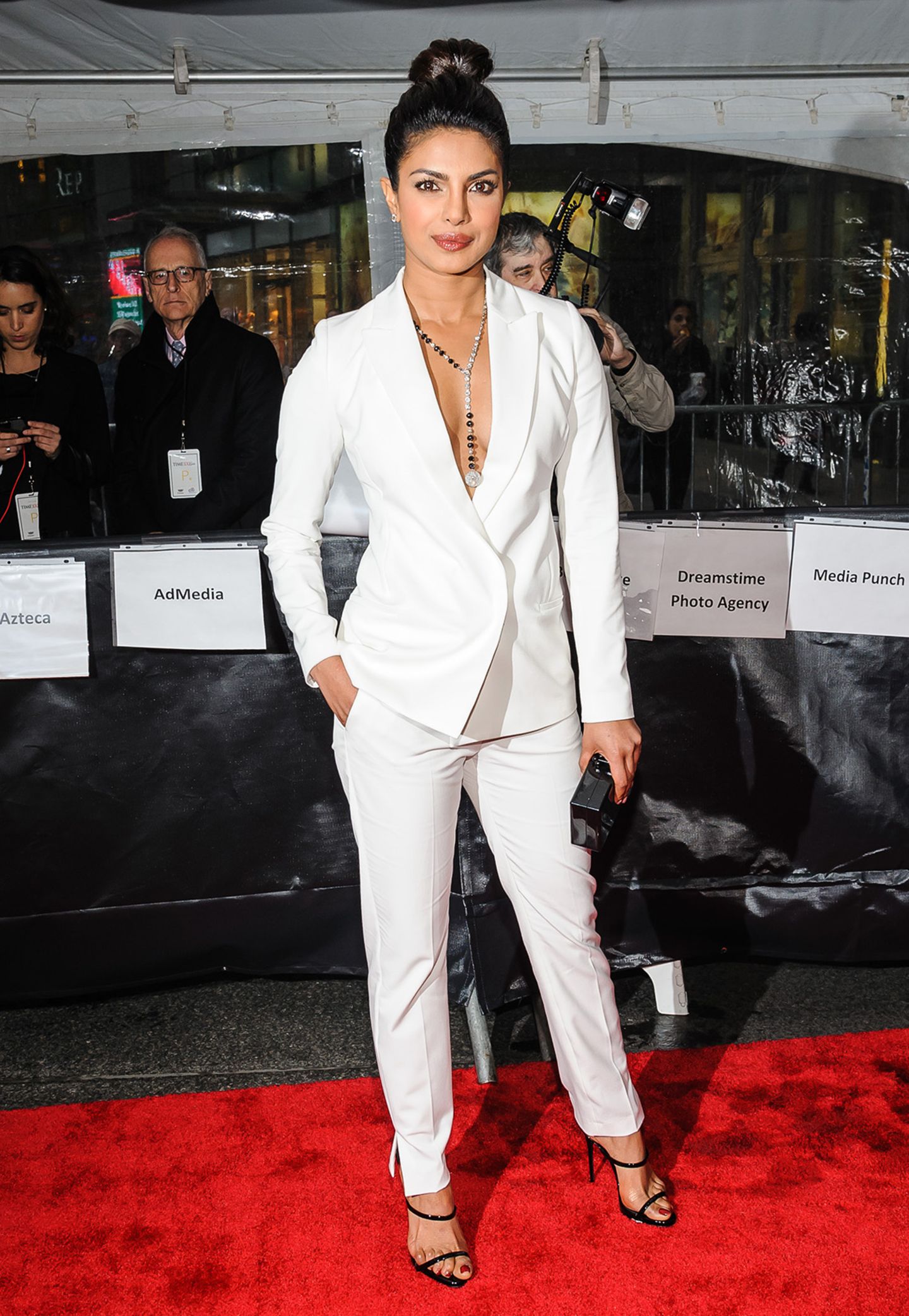 Dass es für den roten Teppich nicht immer ein Abendkleid sein muss, zeigt Bollywood-Star Priyanka Chopra im weißen Anzug und sexy Dekolleté.