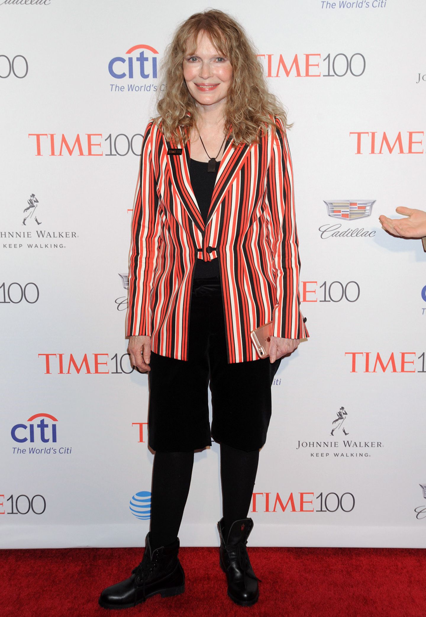 Mia Farrow fällt mit ihrem längsgestreiften Hofnarren-Look fashionmäßig ganz durch.