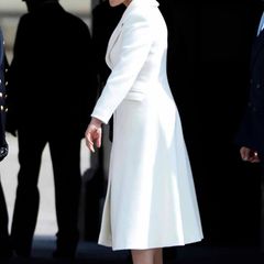 Herrlich frühlingshaft: In einem weißen Ensemble mit weißem Hut feiert Victoria den 70. Geburtstag ihres Vaters König Carl Gustaf.