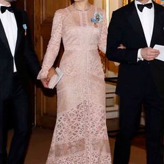 Ein Traum aus Spitze von Elie Saab (Modell "Melrose") für Prinzessin Victoria! Nur zwei Monate nach der Geburt von Söhnchen Oscar zeigt Victoria ihren After-Baby-Body beim Geburtstags-Bankett von König Carl Gustaf. Auf ihrem Kopf trägt sie das Diadem von Prinzessin Lilian.