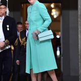 Königin Margrethe von Dänemark wählt wie immer eine kräftigere Farbe. Zur Feier von König Carl Gustaf kommt sie in einem türkisfarbenen Outfit.