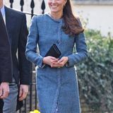 Herzogin Catherine besuchte im März 2014 die Hochzeit ihrer guten Freunde Lucy Meade und Charlie Budgett im blauen Tweed-Mantel von Missoni.