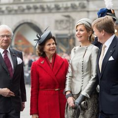 2014 feierte man 400 Jahre diplomatische Beziehungen zwischen Schweden und den Niederlanden. Drei Royals plaudern und strahlen - Königin Silvia, Königin Máxima und König Willem-Alexander. Einer steht daneben, als sei er nur zufällig ins Bild gestolpert: König Carl Gustaf.