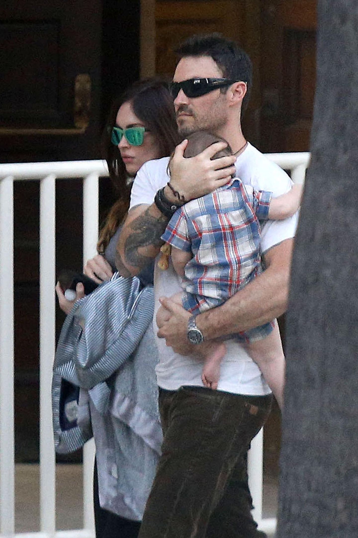 25. August 2013: Die schwangere Megan Fox und Brian Austin Green gehen mit Söhnchen Noah spazieren.