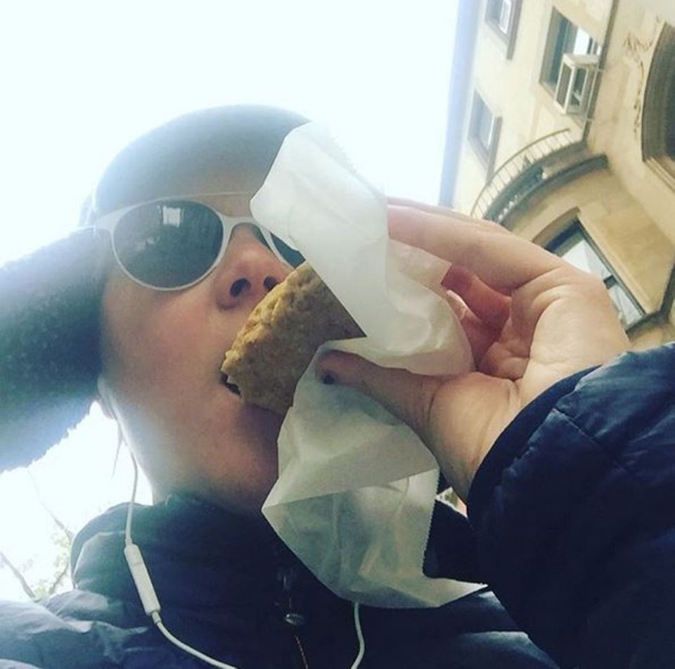Damit Amy Schumer nicht verhungert, lässt sie sich vorher einen Keks schmecken und nennt es "Met Vorbreitung". Damit Amy Schumer nicht verhungert, lässt sie sich vorher einen Keks schmecken und nennt es "Met Vorbreitung".