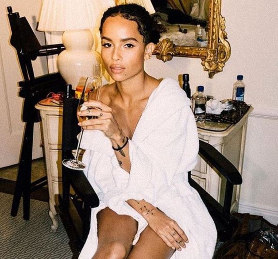 Zoe Kravitz trinkt sich vor der Gala in Feierlaune.