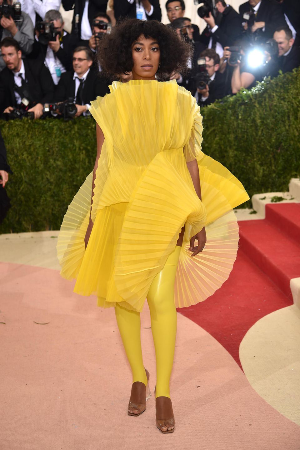 Eine Vision in Gelb: Solange Knowles setzt auf erfrischendes, mit zahlreichen Volants angereichertes Zitronengelb. Die halterlosen Latexleggings wirken hingegen etwas skurril.