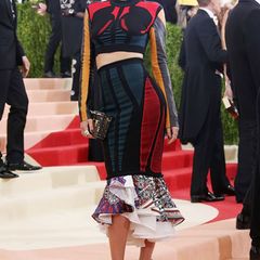 Ganz schön enttäuschend ist der Look von Miranda Kerr (in einem Kleid von Louis Vuitton), deren bauchfreies Strickensemble nicht dem Anlass entsprechend ist.